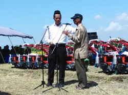 Blusukan Hingga Sidoarjo, Mentan Panen Padi dan Bagi-bagi Traktor