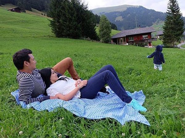 Bikin Iri! Titi Kamal dan Christian Sugiono Mesra di Swiss
