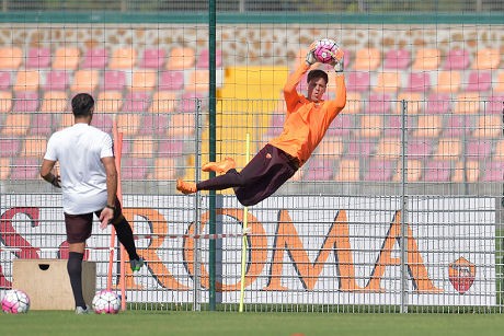 Szczesny Siap Bersaing Secara Sehat dengan De Sanctis
