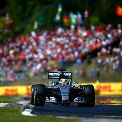 Gaya Mengemudi Hamilton Terlalu Agresif