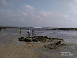 Minajaya, Pantai Berpasir Cokelat yang Cantik di Sukabumi