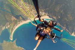 Turis di Turki Naik Paralayang & Selfie di Ketinggian 2.000 Mdpl