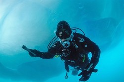 Ekstrem! Ada Paket Wisata Diving di Bawah Gunung Es