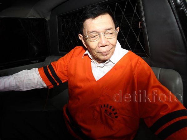 KPK Periksa Dirut PT Traya Tirta Makassar KPK Periksa Dirut PT Traya Tirta Makassar