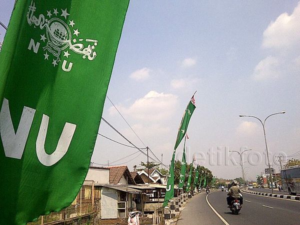 Umbul-umbul NU Hiasi Jalan Raya Mojoagung Umbul-umbul NU Hiasi Jalan Raya Mojoagung