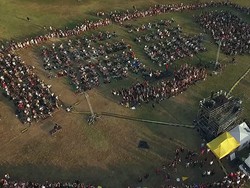 Merinding! 1,000 Rocker Italia Demo Foo Fighters