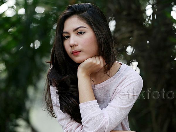 Aih, Jessica Mila Lagi Bengong Aja Tetap Cantik