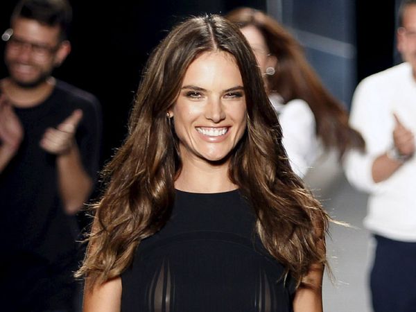 Lenggak-lenggok Alessandra Ambrosio di Kolumbia