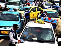 Cara Aman dan Nyaman Saat Menumpang Taksi