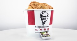 Dengan KFC Memories Bucket, Foto Selfie Bisa Langsung Keluar Dicetak dari Bucket!