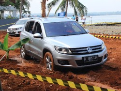 Siapa Bisa? Main Offroad Sambil Pegang Gelas Berisi Air Penuh