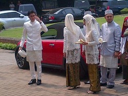 Tiba di Lokasi Pernikahan, Rizky Kinos Kemudikan Mini Cooper