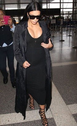 Kim Kardashian Jadikan Dress Ketat Sebagai Tren Busana Hamil