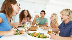 Mau Kumpul dan Makan Bareng Teman? Perhatikan 10 Hal Ini Agar Acara Jadi Seru dan Asyik (2)