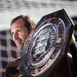 Dua Penyelamatan Cech Berbuah Trofi untuk Arsenal