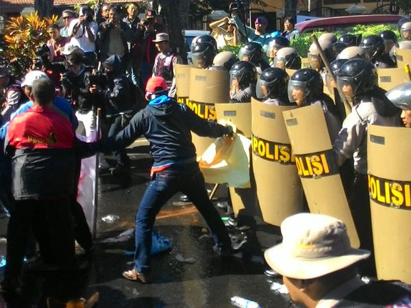 Simulasi Pengamanan Pilkada di KPUD Surabaya