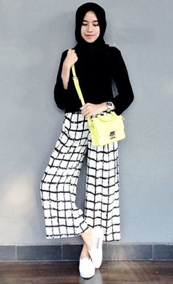 Foto: Tampil Stylish dengan Busana Monokrom ala Selebgram Hijab Amelia