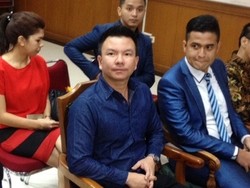 Senyum Jerry Aurum Sambut Denada di Sidang Cerai