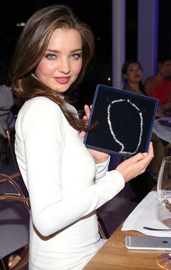 Ini Makna Spesial di Balik Desain Perhiasan Miranda Kerr