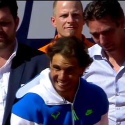 Kram, Nadal Nyengir Kesakitan dan Angkat Satu Kaki Saat Pidato Kemenangan