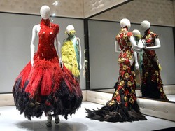 Pameran Alexander McQueen Raih Rekor Pengunjung Terbanyak