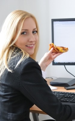 8 Trik Tahan Nafsu Mengemil Berlebihan Saat di Kantor