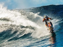 Gokil, Pria Ini Berselancar di Laut Pakai Motor Trail