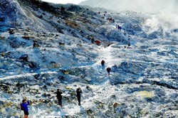 Menikmati Indahnya Gunung Papandayan di Garut