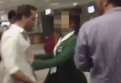 Hilang Kesabaran, Pramugari Dorong Penumpang di Bandara Italia