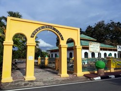 Di Siak, Makam Raja Berpadu Indah dengan Taman Kota Cantik Siak