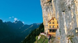 Naik Gunung Dulu Selama 3 Jam Sebelum Bisa Makan Enak di Restoran Ini