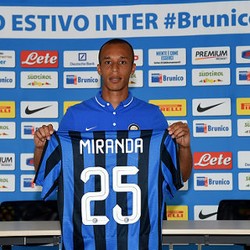 Miranda Sulit Tolak Pinangan Klub Sebesar Inter
