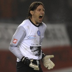 Kiper Ini Pungut Burger Hasil Lemparan Fans Tim Lawan, lalu Memakannya