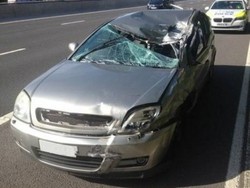 Kendarai Mobil yang Rusak Parah Karena Kecelakaan, Pria Ini Terancam Dibui