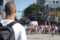 Diganggu Saat Tampil, Seniman Jalanan Kanada Marahi Turis