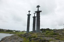 Bukan Film Game of Thrones, Ini Monumen Pedang Raksasa Norwegia