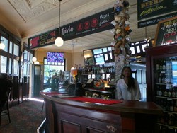 Nongkrong Ala Orang Australia di Australian Hotel