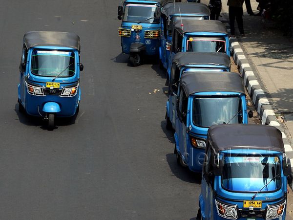 Dilarang Parkir, Bajaj dan Taksi Nekat Mangkal