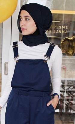 Foto: Gaya Hijab dan Overall untuk Musim Panas Jadi Favorit Selebgram