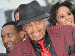 Ayah Michael Jackson Terserang Stroke karena Minum 3 Butir Viagra