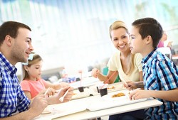 Orang Tua di Inggris Berikan Gadget dan Junk Food agar Anak Tenang di Restoran