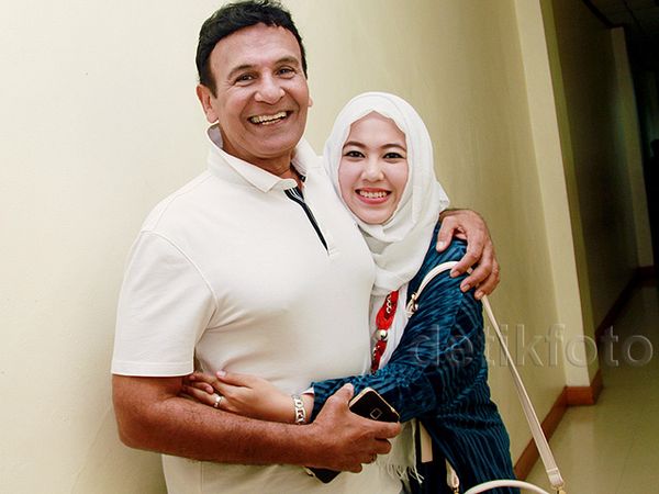 Bahagianya Mark Sungkar Dipeluk Istri