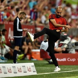 Adu Mulut Guardiola vs De Jong di Lorong Allianz Arena