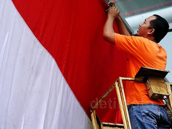 Jelang HUT RI, GBK Dihiasi Merah Putih