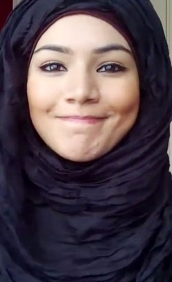 Tutorial Hijab Menutup Dada dengan Pashmina Crinkle Rawis