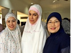 Cantiknya Sophia Latjuba Pakai Mukena Usai Salat