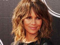Bukan Cerai, Ini Alasan Halle Berry Tak Lagi Pakai Cincin Kawin