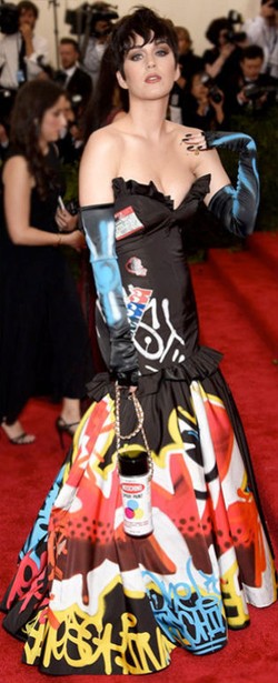 Moschino Dituduh Jiplak Karya Seniman Graffiti Ini