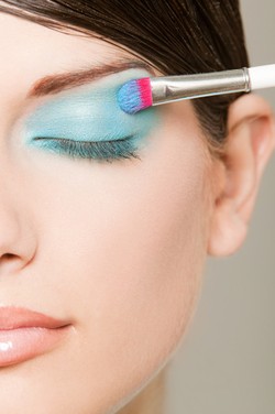 6 Kesalahan Umum Saat Pakai Eyeshadow