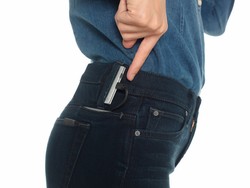 Ngecas Ponsel? Kantongin Aja di Celana